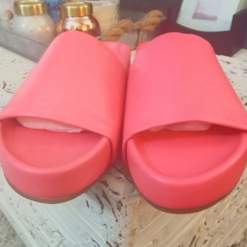 🆕⭐Hard to find color BEEK neon pink leather slides - Picture 13 of 16